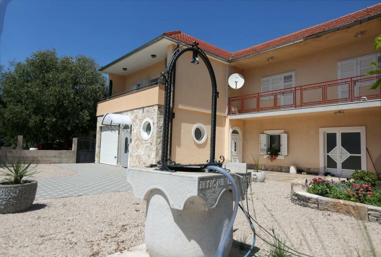 Apartman Delux Brkić Appartement Lozovac Buitenkant foto