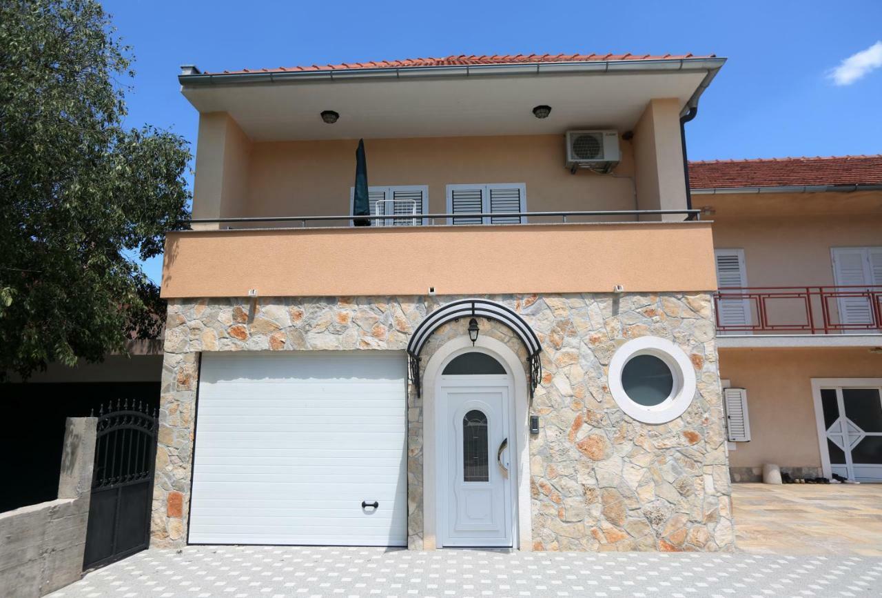Apartman Delux Brkić Appartement Lozovac Buitenkant foto
